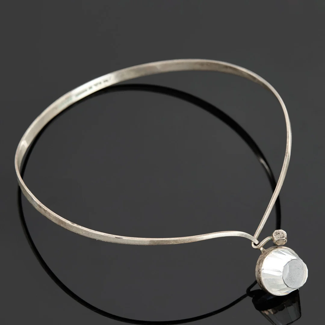 GERT THYSELL. Halsring, silver dekorerat med en bergskristall, Malmö, 1965. — Necklace — Crafoord Auktioner Stockholm