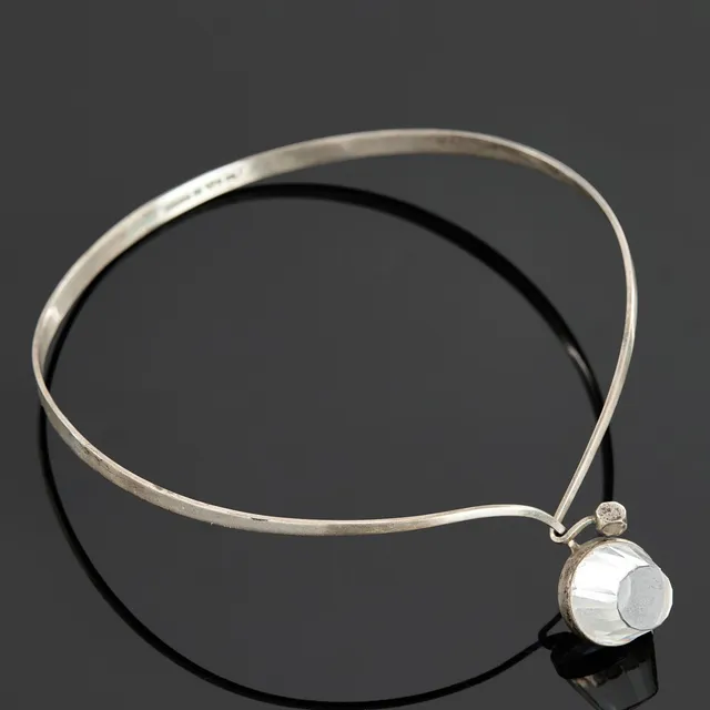 GERT THYSELL. Halsring, silver dekorerat med en bergskristall, Malmö, 1965.