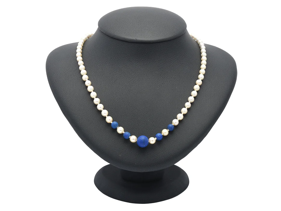 PÄRLCOLLIER, silverlås, odlade pärlor 4-6 mm, lapis lazuli 6-10 mm, längd 45 cm, vikt 15,6 g. — Smycken/Pärlcollier — Kaplans