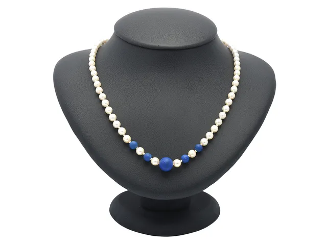 PÄRLCOLLIER, silverlås, odlade pärlor 4-6 mm, lapis lazuli 6-10 mm, längd 45 cm, vikt 15,6 g.
