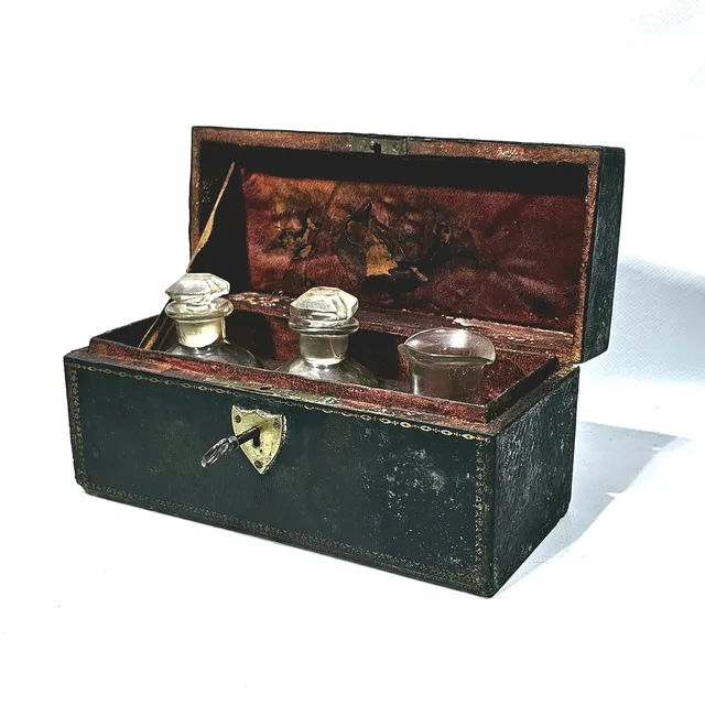 Caja de Santidad Siglo XVIII. Paroisse St. Martin. Interior con botellas en cristal para óleos.