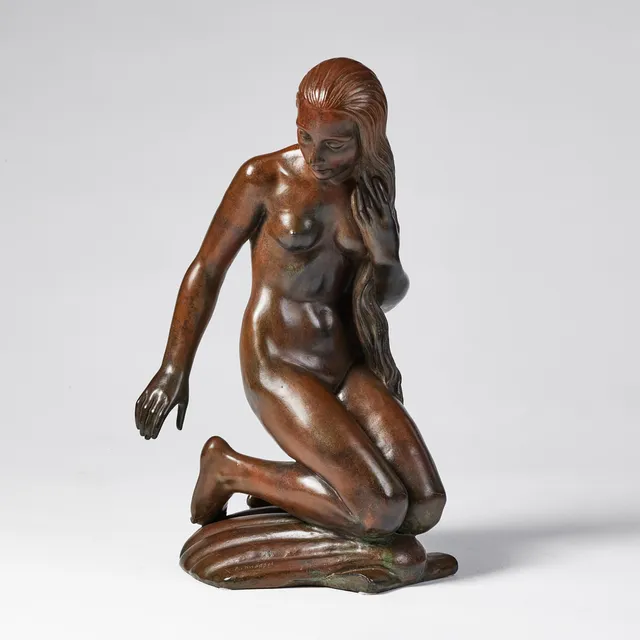ARVID KNÖPPEL. Flicka på snäcka, brunpatinerad brons, höjd 60 cm.