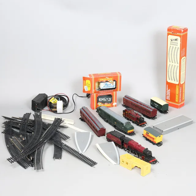 A COLLECTION OF HORNBY 00 GAUGE MODEL RAILWAY (QTY).