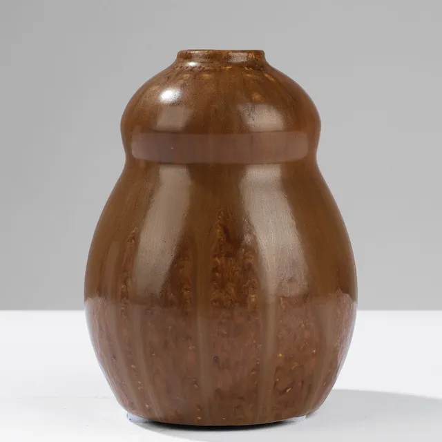 PATRICK NORDSTRÖM. Kalabasformet stentøjsvase glaseret i brune og mørkegrønne nuancer, udført på eget værksted i Islev, dateret 1924, Danmark.