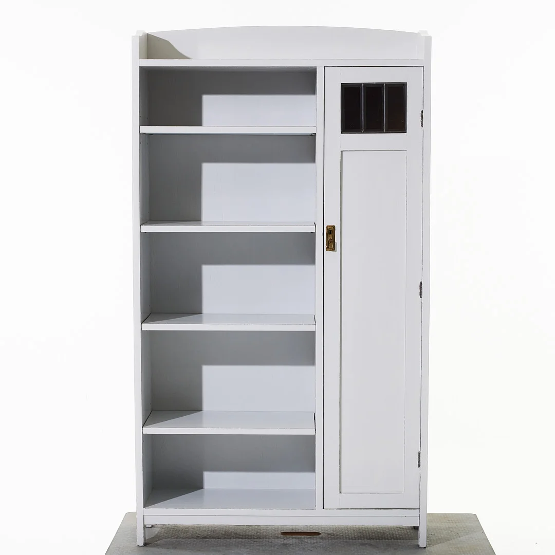 BOKHYLLA, med skåpsdel, 1900-talets början, bemålat, dörr med blyinfattat fasettslipat glas, beslag i mässing. — Cupboards, Cabinets & Shelves — Stockholms Auktionsverk Magasin 5