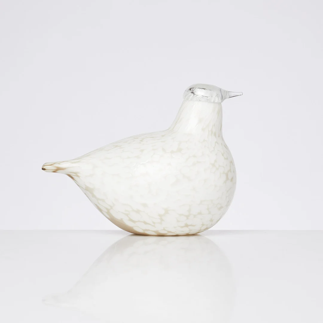 OIVA TOIKKA. Figurin, Fågel, vitmelerat glas samt klarglas, Nuutajärvi Notsjö, Finland, signerad O. Toikka, Nuutajärvi, etikett Iittala. — Art glass — Stockholms Auktionsverk Sickla