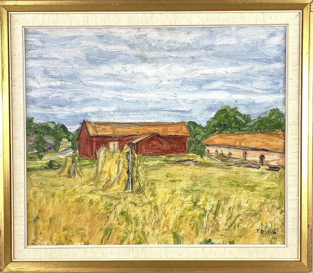TURE DAHLÖ. Olja på pannå, hö på tork framför lada, signerad T. Dahlö. — Paintings — Roslagens Auktionsverk