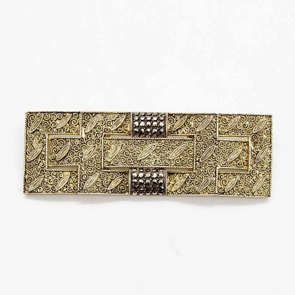 BROSCHE VON FAHRNER, MIT ORIGINAL FAHRNER SIGNIERT, 925ER STERLINGSILBER, VERGOLDET, RECHTECKIG, MIT MARKASITEN UND REICH VERZIERT MIT FILIGRANEM DEKOR AUS TORDIERTEN DRÄHTEN, ART DECO, MIT SICHERHEITSBROSCHIERUNG. — Brooches & Pendants — Kunst- und Auktionshaus Kleinhenz