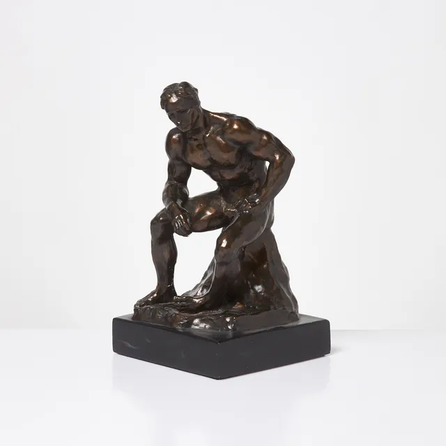 AUGUSTE RODIN. EFTER. SKULPTUR, patinerad konstmassa, träsockel, signerad A Rodin.