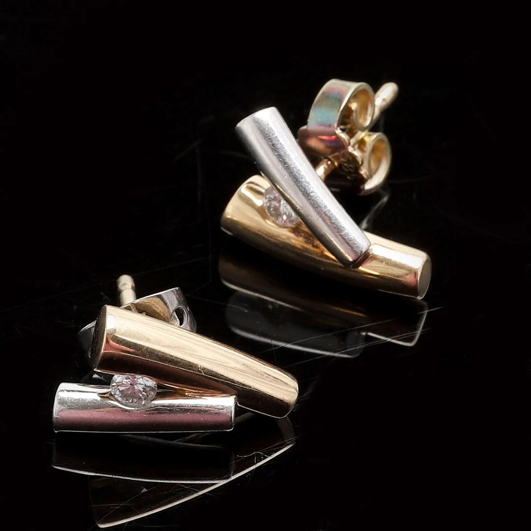 ÖRHÄNGEN, ett par, 14 K guld/vitguld. Med briljanter ca 0,05 ct/st. Vikt ca 4,3 gram. — Earrings — Crafoord Auktioner Malmö