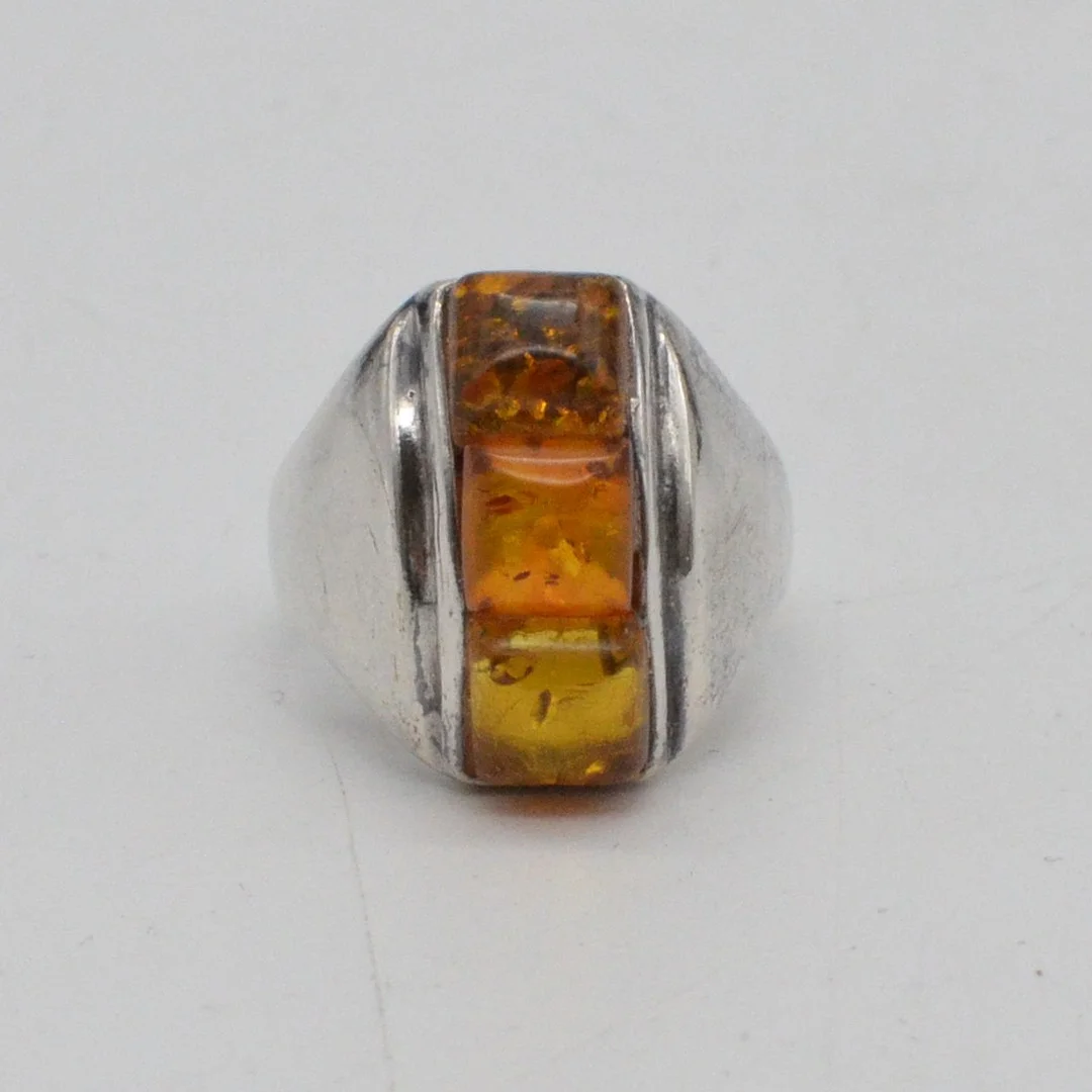 MODERNISTISCHER RING MIT 3X BERNSTEIN CABOCHON (MIT EINSCHLÜSSEN), VERSILBERTE FASSUNG, HANDGEMACHT, VINTAGE. — Rings — Kunst- und Auktionshaus Kleinhenz
