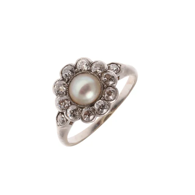 A DIAMOND AND PEARL CLUSTER RING.