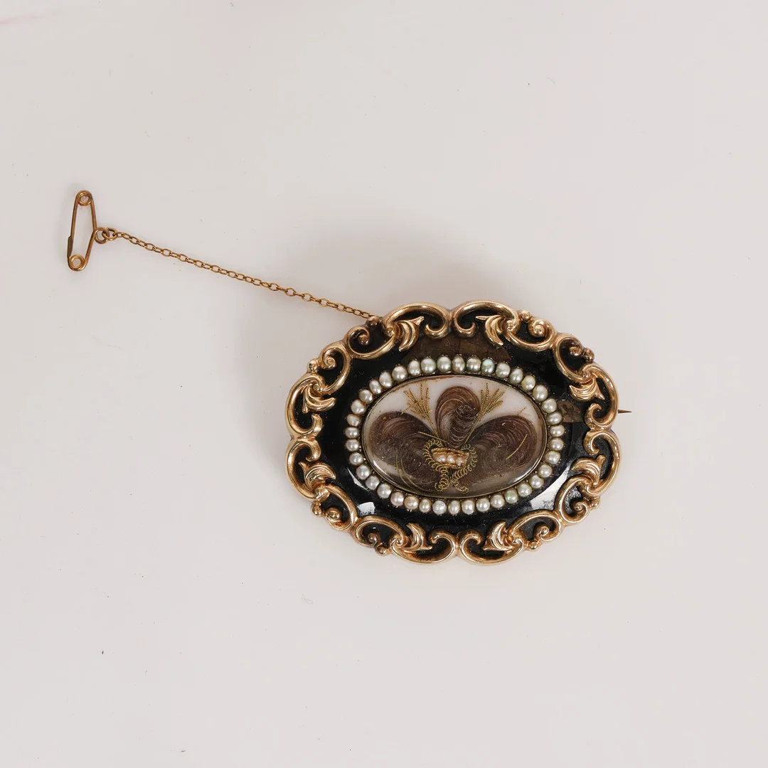 A VICTORIAN YELLOW METAL & ENAMEL MOURNING BROOCH. — Brooches & Pendants — Bishop & Miller