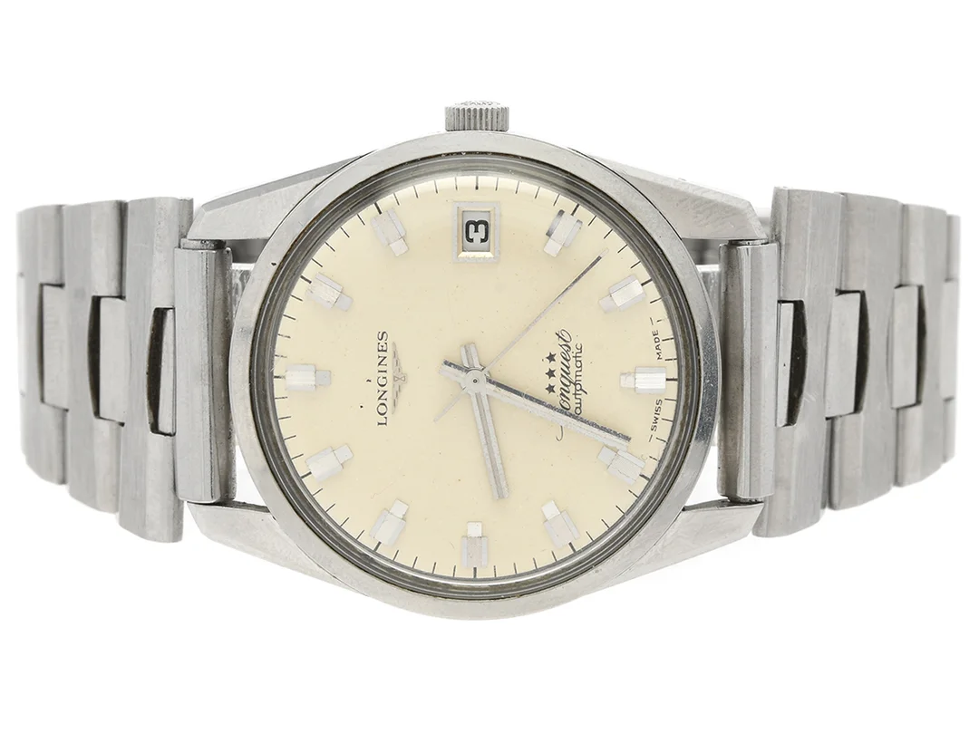 LONGINES, Conquest, Cal 505, Serie nr. 50193175, Boett nr. 15/485502 / 8066-2, herrur, 34 mm, stål, automatisk, plexiglas, datum, skadad urtavla, defekt, innerglasring saknas, ca 1970, metallänk ej original. — Klockor/Longines — Kaplans