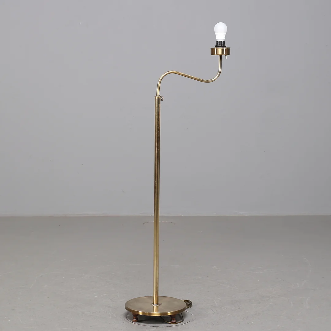JOSEF FRANK. Golvlampa, mässing, "Lilla Kamelen", Svenskt Tenn. — Floor lights — Garpenhus Auktioner