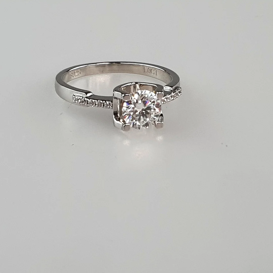 - Solitärring - Sterling Silber, (Lab grown diamond) Moissanit ca. 1,00 ct. — Rings — Auktionshaus Blank