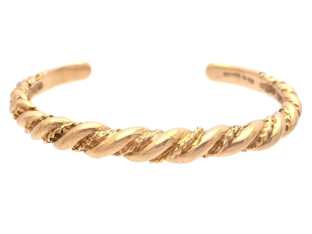 ARMRING, 18K guld, Juvel-Ateljén, Borås 1999, innermått 63 x 60 mm, vikt 42,1 g. — Smycken/Armring — Kaplans