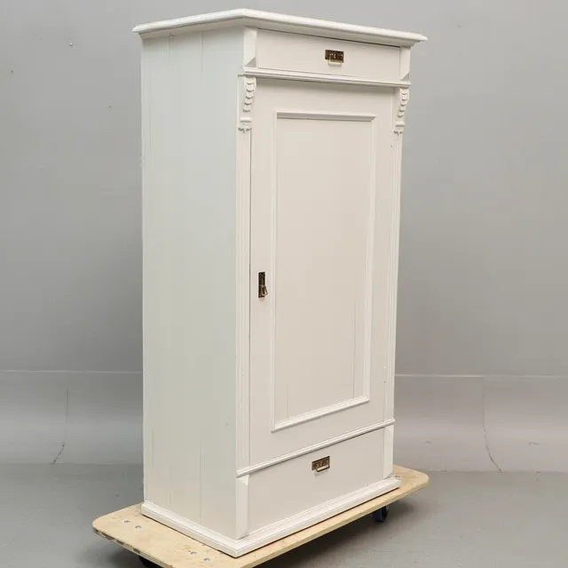 DRÄNGASKÅP, vitmålad furu, omkring sekelskiftet 1900.