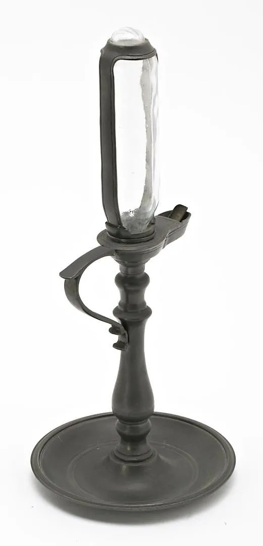 Probably French oil lamp in tin and glass, first third of the 20th Century.