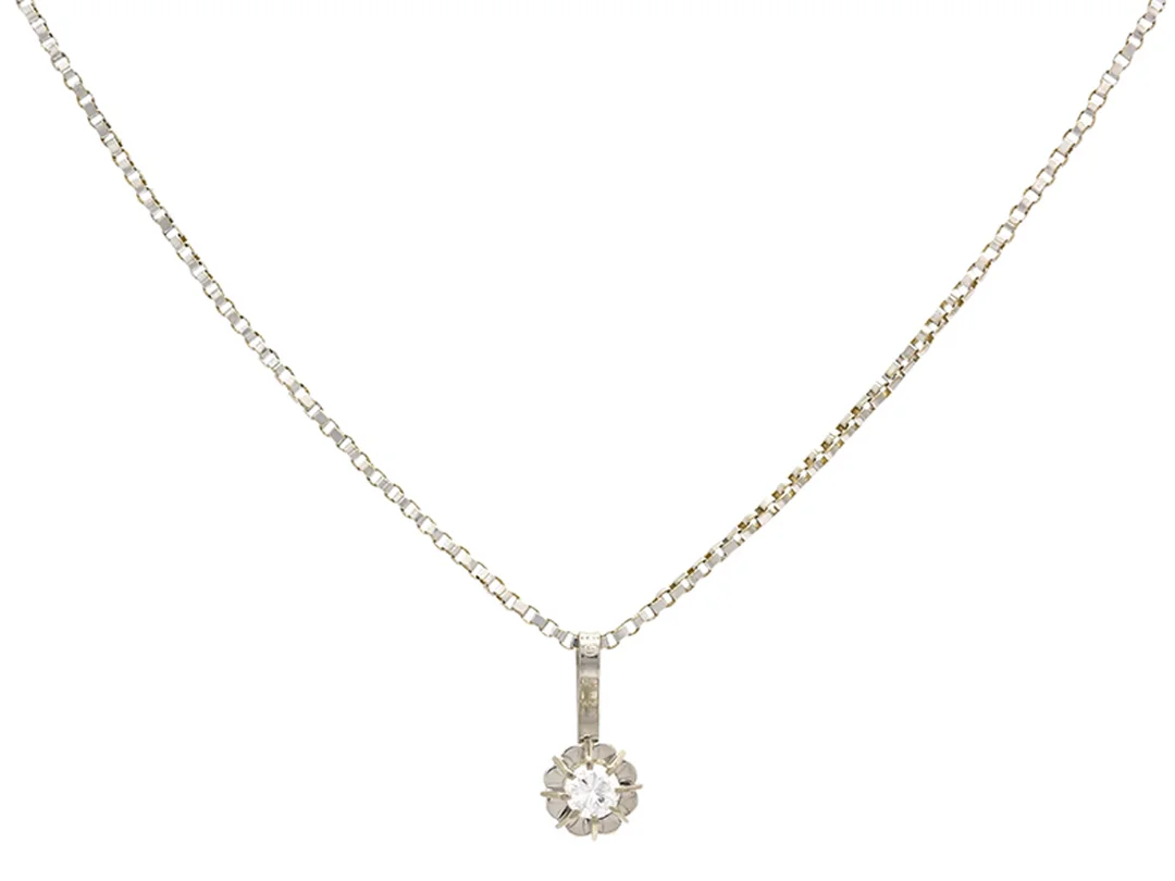 HÄNGE/KEDJA, 18K vitguld, briljantslipad diamant ca 0,10 ct, ca TW, skada i kronan under en klo, längd 39,8 cm, vikt 3,1 g. — Smycken/Hänge med kedja — Kaplans