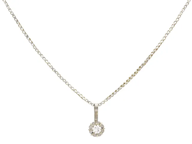 HÄNGE/KEDJA, 18K vitguld, briljantslipad diamant ca 0,10 ct, ca TW, skada i kronan under en klo, längd 39,8 cm, vikt 3,1 g.