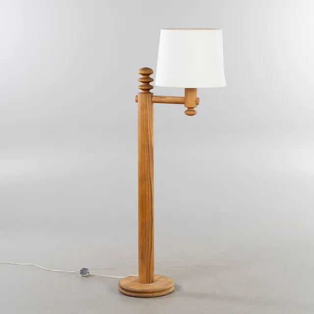 ÖSTEN KRISTIANSSON. Golvlampa, furu, Östen Kristiansson AB.