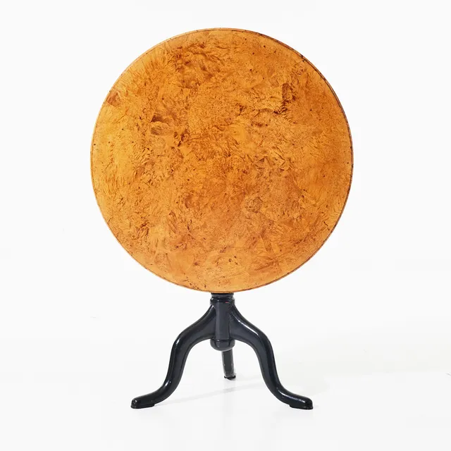 JACOB SJÖLIN. fällbord, (mästare i Köping och Kungsör 1767-85/88), skiva fanérad i alrot, bemålad tredelad pelarfot, kallstämplad JAC SIÖLIN KÖPING 307 samt stämpel i bläck.
