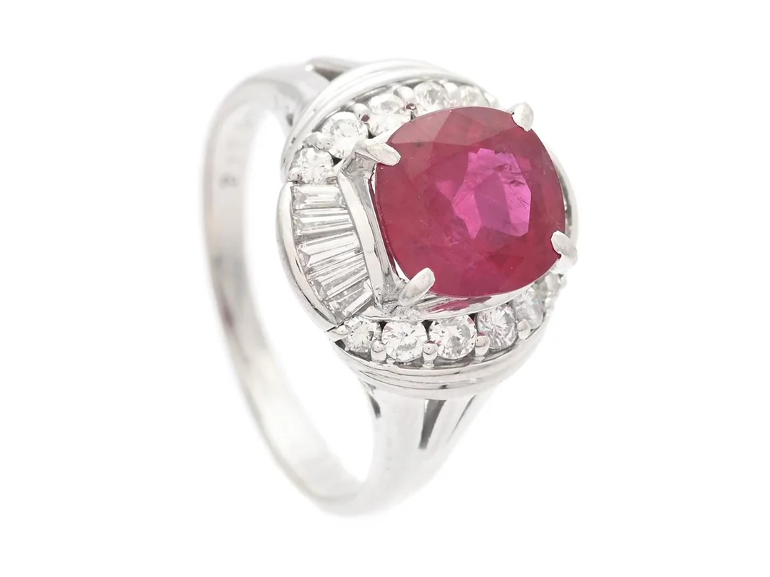 RING, platina, kuddslipad behandlad rubin ca 2,17 ct, trapet- och briljantslipade diamanter 0,51 ctv, ca TW-TCr/SI-P, stl 16,5 mm, vikt 6,9 g, rubinen har naturliga håligheter och inneslutningar som når ytan, enstaka diamanter har nagg. — Smycken/Ring — Kaplans