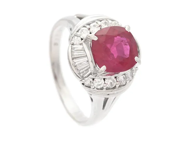 RING, platina, kuddslipad behandlad rubin ca 2,17 ct, trapet- och briljantslipade diamanter 0,51 ctv, ca TW-TCr/SI-P, stl 16,5 mm, vikt 6,9 g, rubinen har naturliga håligheter och inneslutningar som når ytan, enstaka diamanter har nagg.