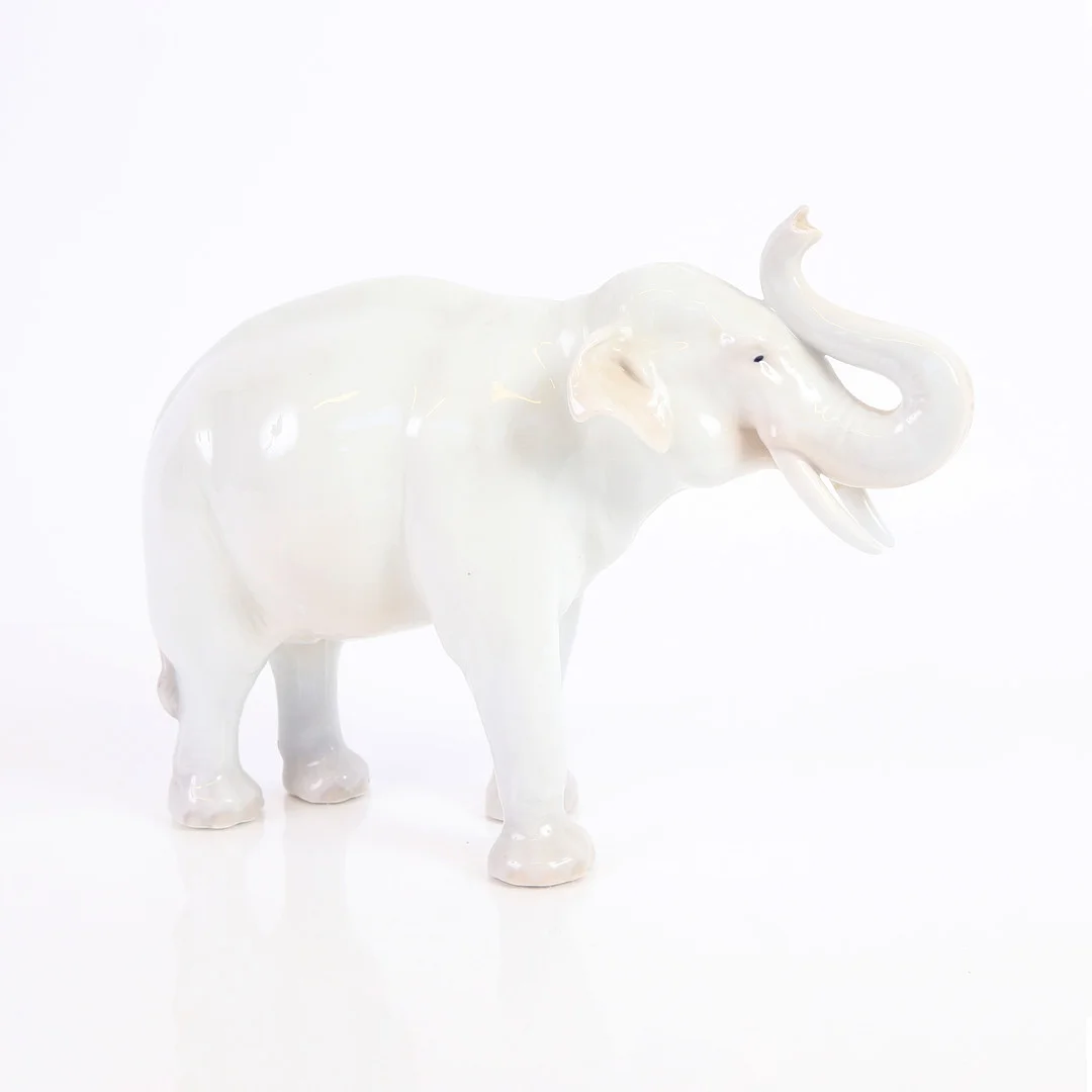 AXEL LOCHER. Royal Copenhagen. Hvid elefant af porcelæn, model 1373, 1900-tallets første fjerdedel. — European — Bidstrup Auktioner