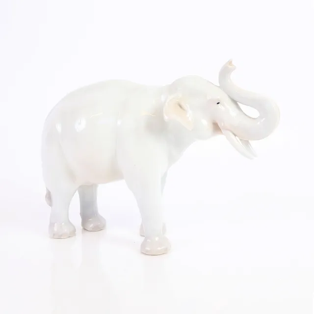 AXEL LOCHER. Royal Copenhagen. Hvid elefant af porcelæn, model 1373, 1900-tallets første fjerdedel.