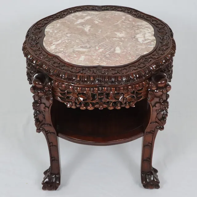 - BEISTELLTISCH - China, 20.Jh., Holz mit eingelegter Marmorplatte.