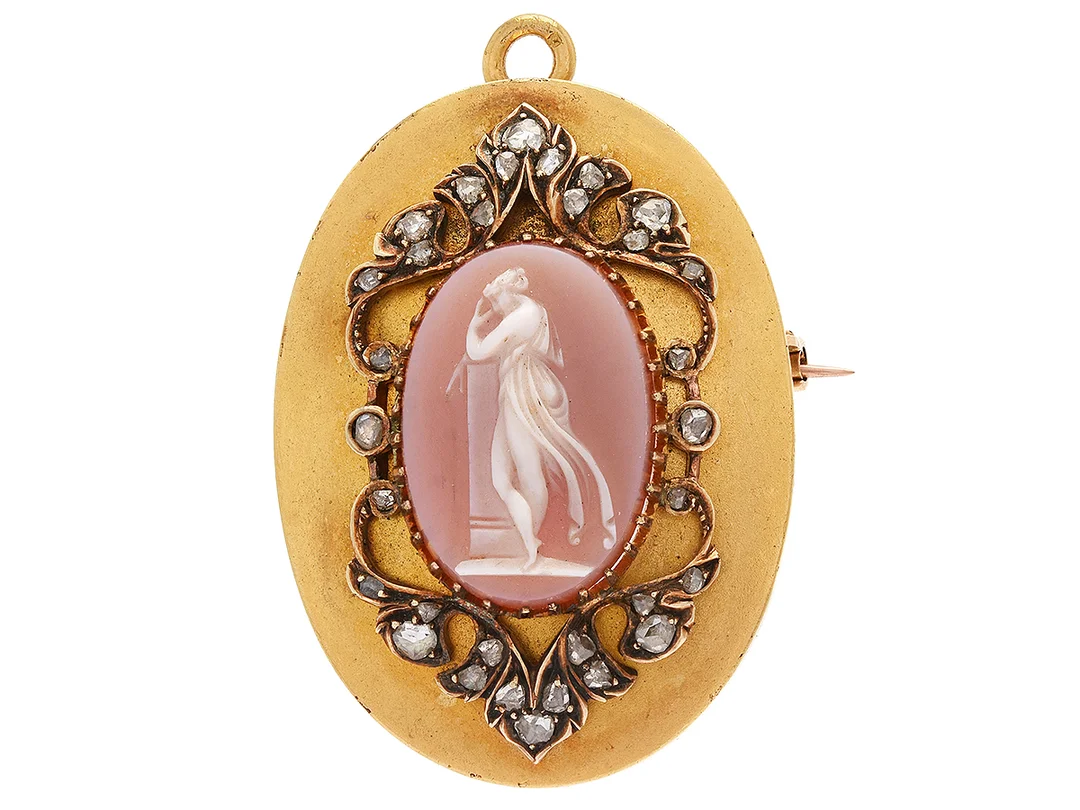 BROSCH/HÄNGE, 18K guld, snäckskalscamé, kvinnomotiv, 32 rosenstenar, glas, mått 4,2x2,8 cm, vikt 16,9 g. — Smycken/Brosch — Kaplans