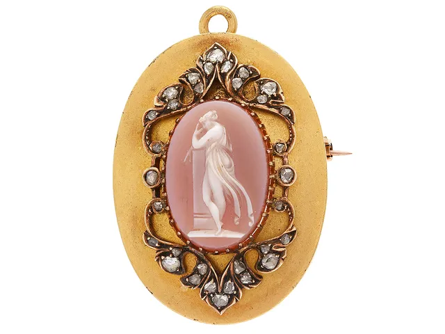 BROSCH/HÄNGE, 18K guld, snäckskalscamé, kvinnomotiv, 32 rosenstenar, glas, mått 4,2x2,8 cm, vikt 16,9 g.