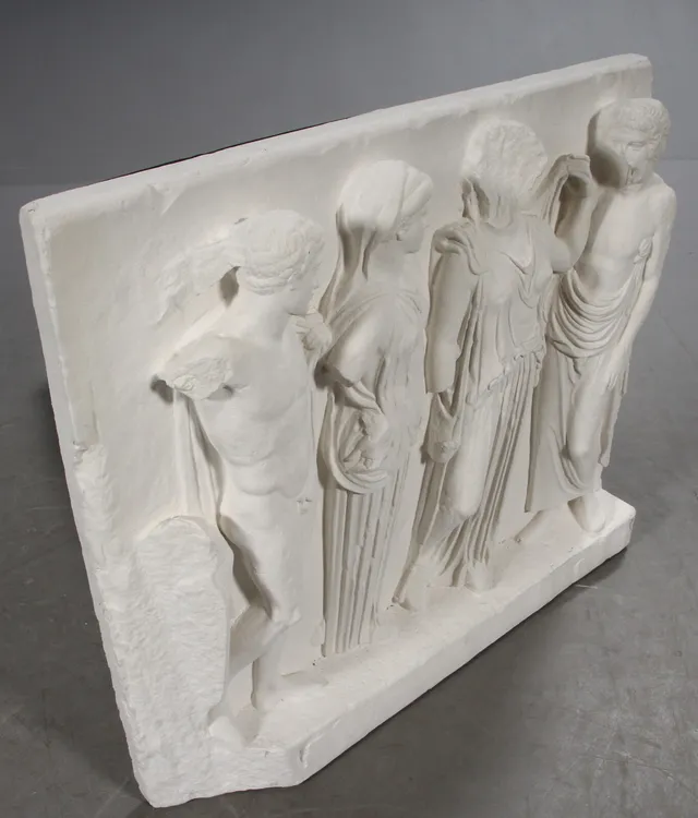 Vægrelief af gips. Museumskopi med antikt motiv