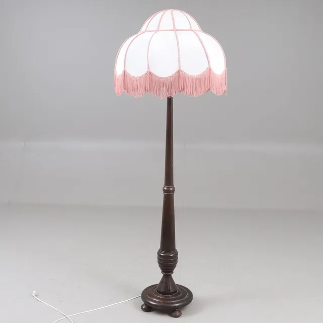 GOLVLAMPA, trä, 1900-talets första hälft.
