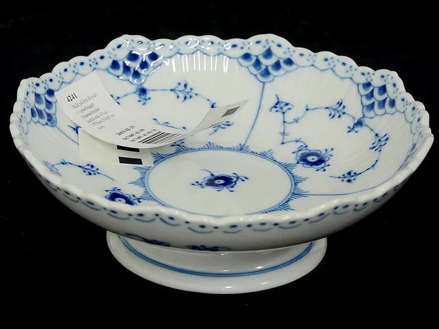 Skål på fot Royal Copenhagen Musselmalet helblond. Ø ca 17,5cm Höjd: ca 6cm.