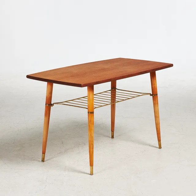 SOFFBORD, 1950/60-tal, fanérat i teak, tidningshylla samt fotavslut i mässing.