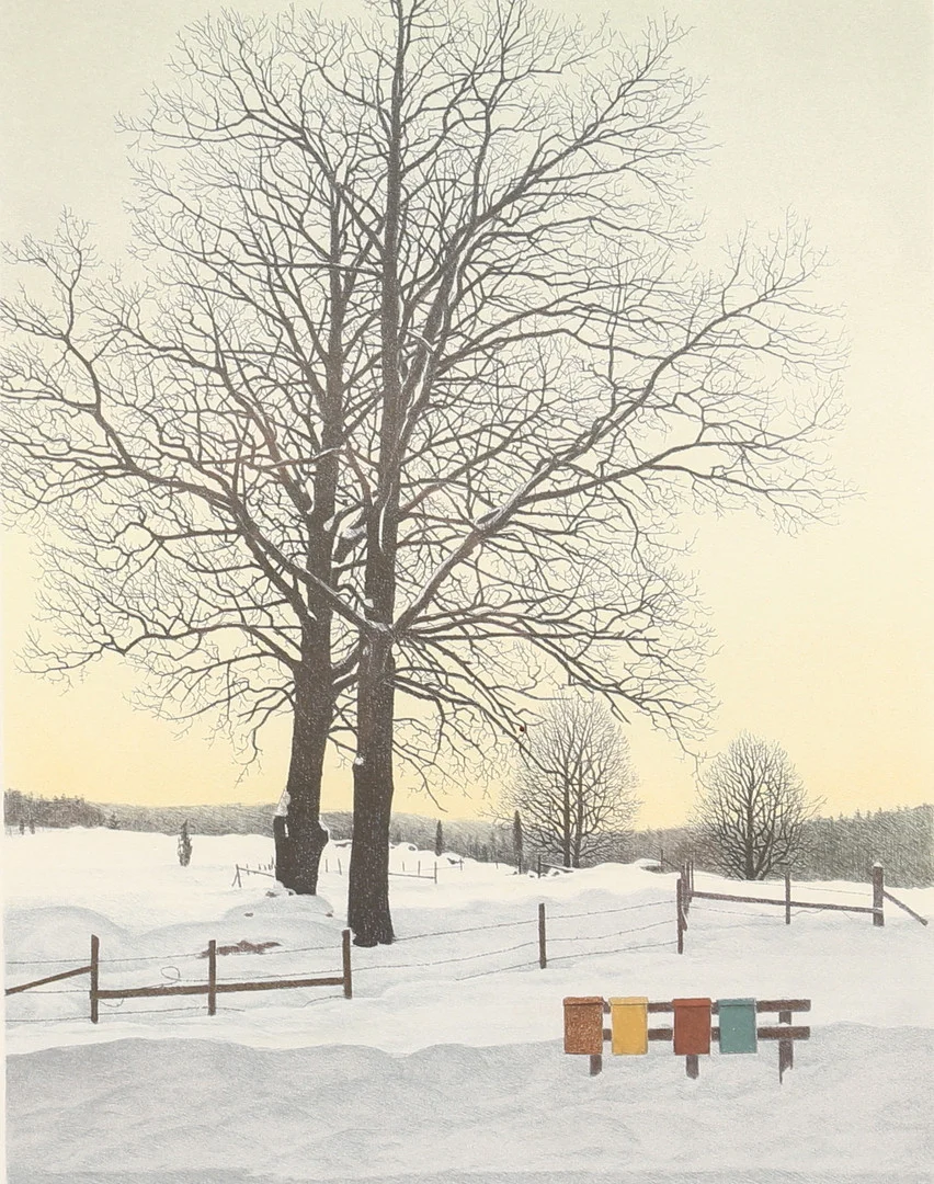 REINHOLD LJUNGGREN. Vintermotiv med träd och postlådor. Färglitografi, signerad och numrerad 306/360. — Engravings & Prints — Auktionshuset Thelin & Johansson