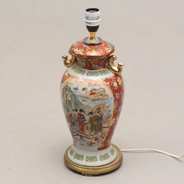 BORDSLAMPA, porslin, 1900-tal.