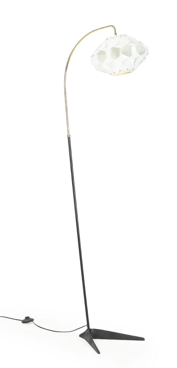 An adjustable brass and black lacquered metal floor lamp with iron base, mounted with white acrylic shade. 1950s. H. 158 cm. — Modern Lighting — Bruun Rasmussen
