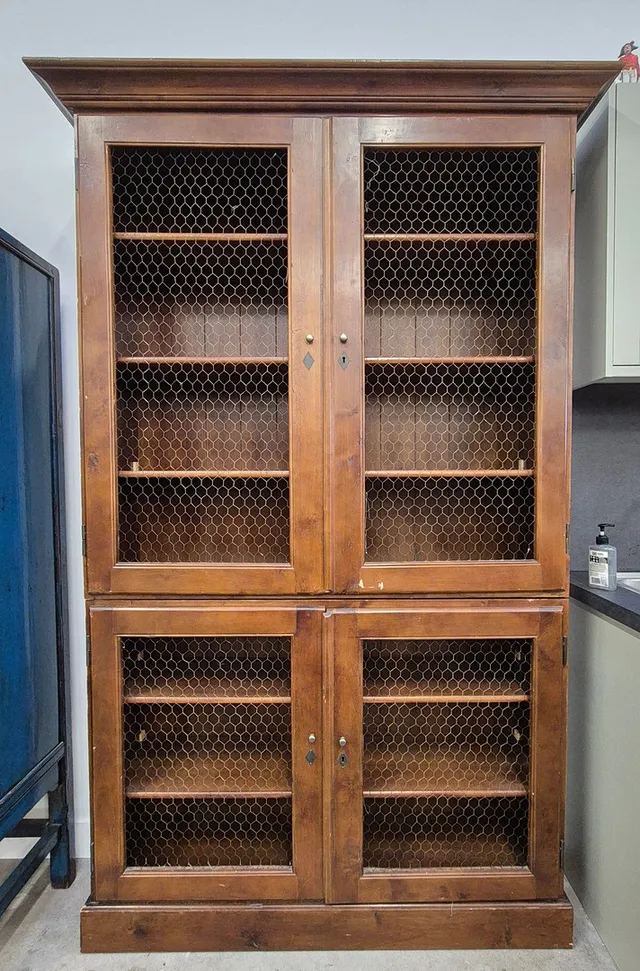 OKA DRESSER.