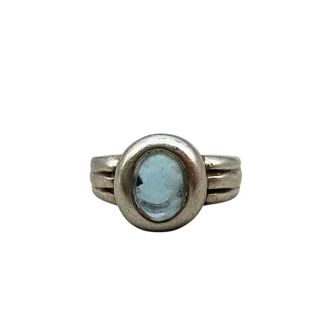 925ER SILBERRING MIT EINEM HELLBLAUEN BERGKRISTALL.