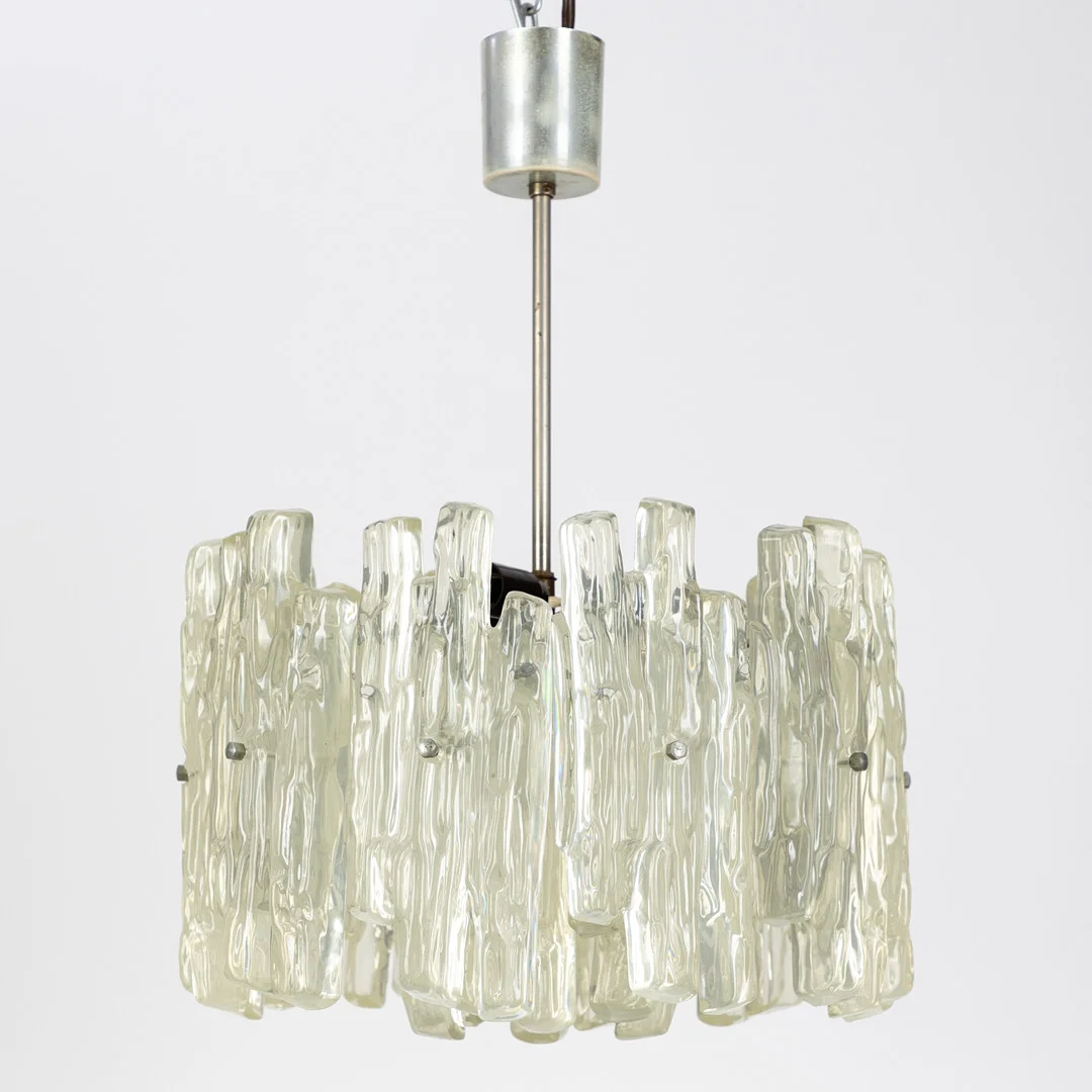 Kronleuchter in Eisglas Optik, Hartplastik, 1960-1970er Jahre. — Ceiling lights — Stockholms Auktionsverk Hamburg