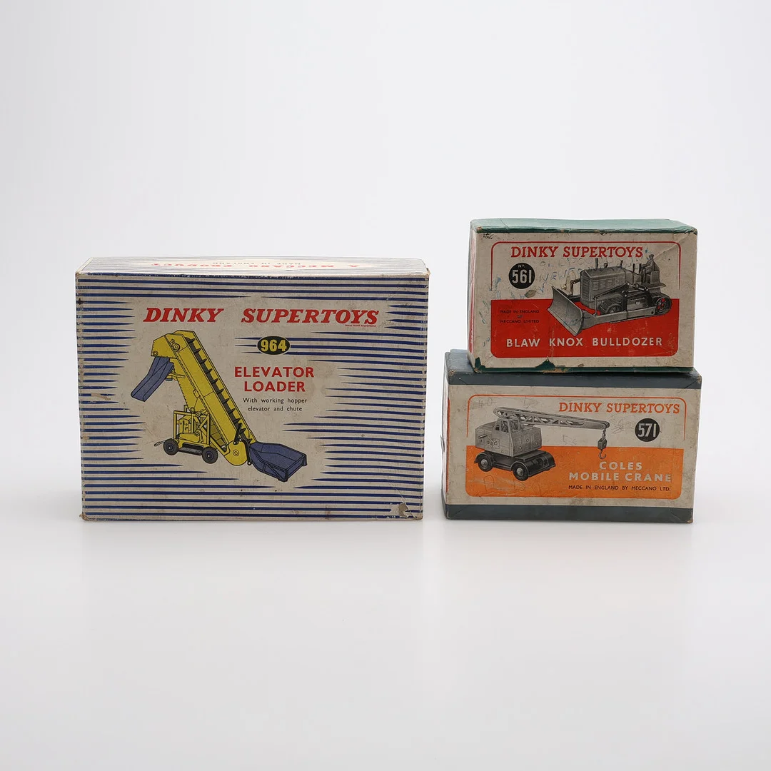 MODELLBILAR, 3 ST, MODELL 561, 571 & 964, DINKY SUPERTOYS AV MECCANO. — Model cars — Crafoord Auktioner Lund