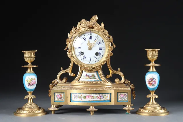 Samuel Marti. Louis XVI stil kaminur med garniture, 19 årh. (3)