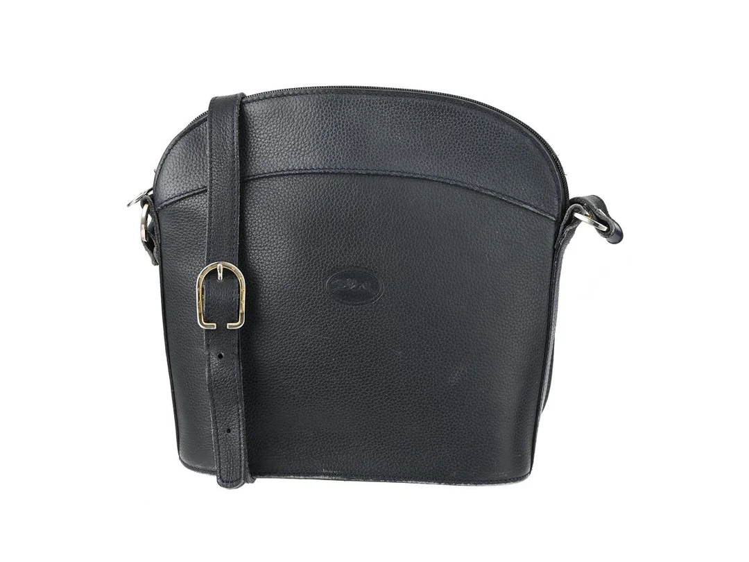 VÄSKA, LONGCHAMP, blått läder, silverfärgade beslag, 22x23x9 cm, justerbar axelrem, dustbag, bruksslitage. — Accessoarer/Väskor — Kaplans