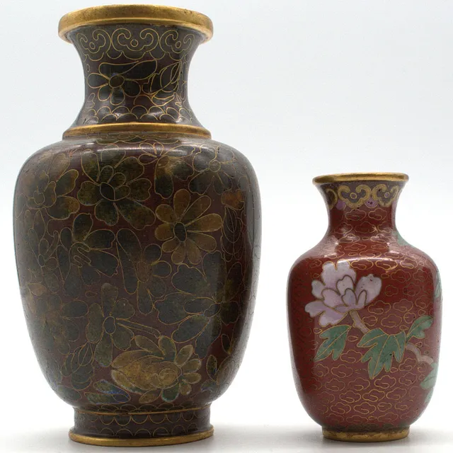 SET AUS ZWEI CLOISONNE VASEN, CHINA 20. JAHRHUNDERT.