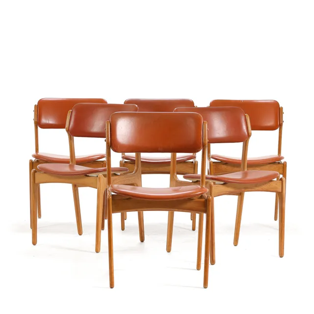 Erik Buch for Oddense maskinnsnedkeri: Set of 6 dining chairs made of solid teak. (6)