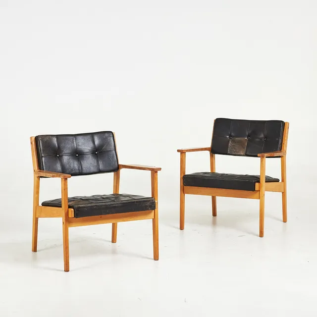 INGEMAR THILLMARK. Fåtöljer, 1 par, "Axamo", teak med svart skinnklädsel.